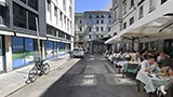 Sindaco di Como investito da una bici, e le vieta nel centro: polemica con attacco ai rider
