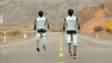 Questi robot umanoidi si sfidano tra di loro correndo nel deserto del Gobi