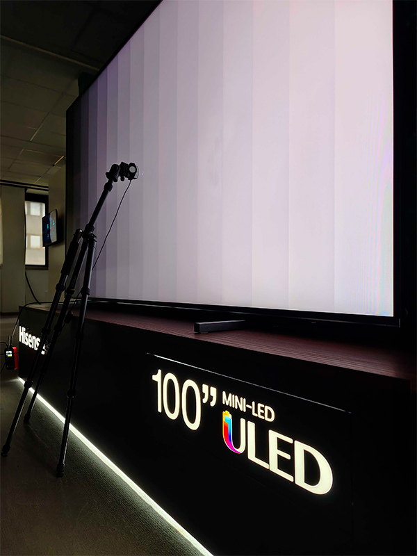 visita allo showroom Hisense a Milano per un approfondimento, con tanto di misure, sull'enorme televisore U7 100 pollici