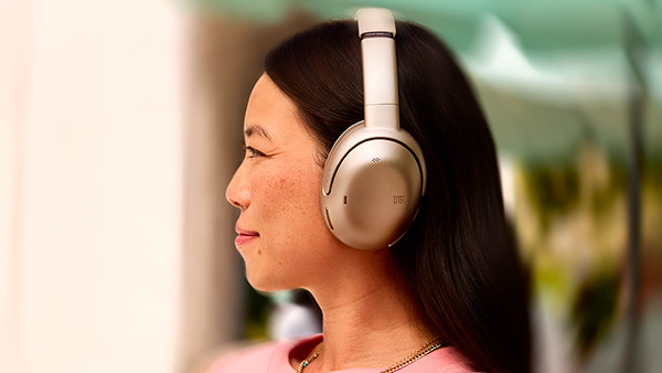 JBL Tour ONE M3: cancellazione adattiva e audio spaziale in formato over-ear