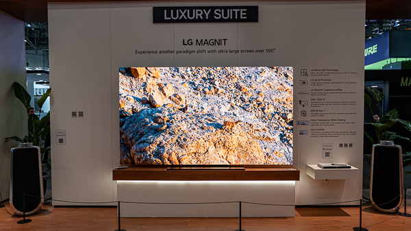 Micro LED LG Magnit residenziale accoppiato a un sistema audio Bang & Olufsen