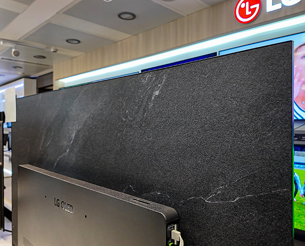 LG TV OLED evo C5 effetto pietra finitura posteriore
