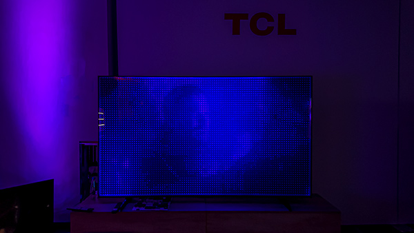 TV TCL Mini LED QLED X95 senza pannello LCD e retroilluminazione in mostra
