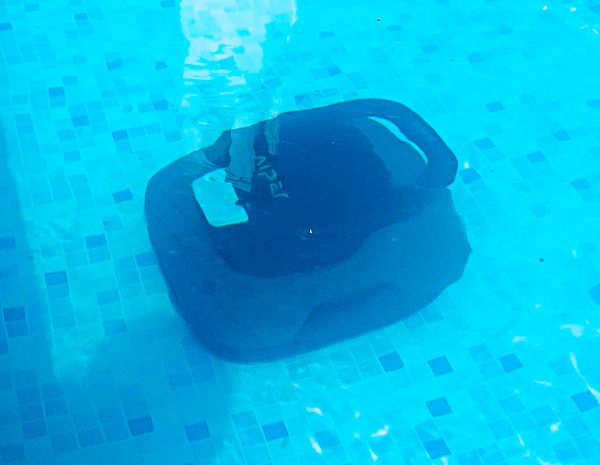 Aiper Scuba SE: il robot che pulisce la piscina al posto tuo 