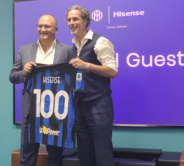 Il lancio del nuovo 100 pollici segna anche il rinnovo della partnership con l'Inter: in foto l'AD di Hisense Italia Gianluca Di Pietro e Fabio Galante