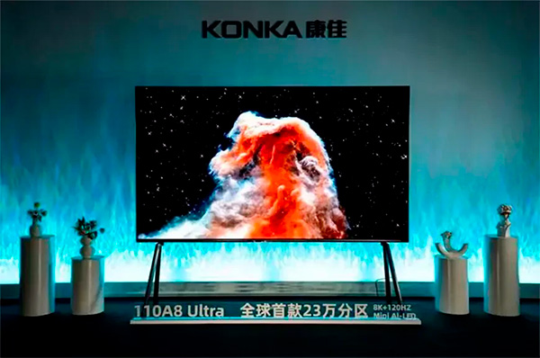 Konka nuovo televisore A8 Ultra, caratterizzato da un pannello 8K da 110 pollici con ben 230.000 Mini LED e un picco di luminanza dichiarato pari a 10.000 nit. Altro dato interessante  certamente il refresh rate di 120 Hz