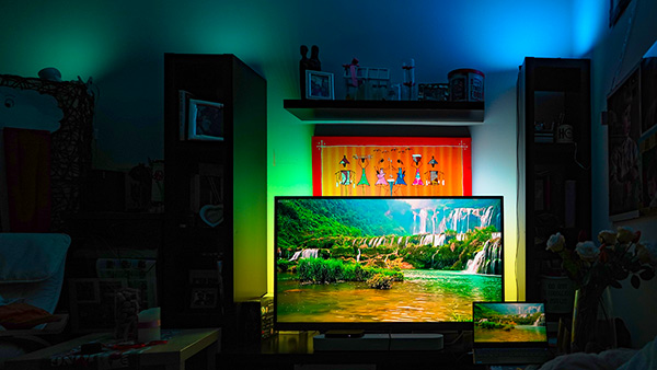 Signify presenta Philips Hue Play gradient lightstrip, Ambilight per tutti  i TV da 55 a 85 pollici, IFA 2020